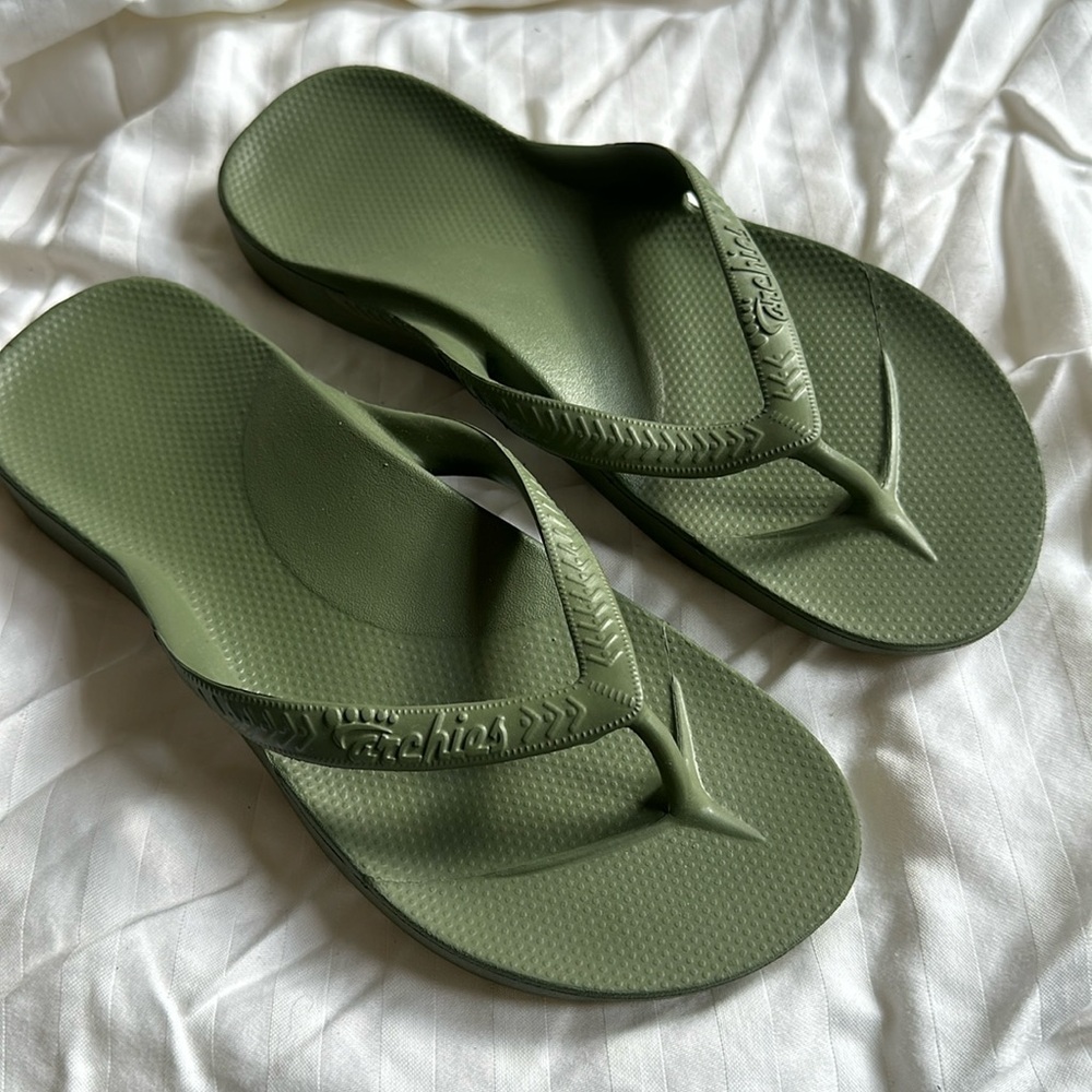 Flip flops Archies size 6